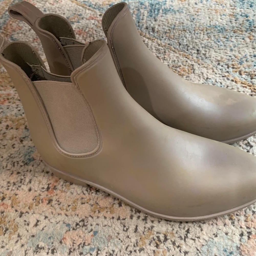 Cream short rain boots